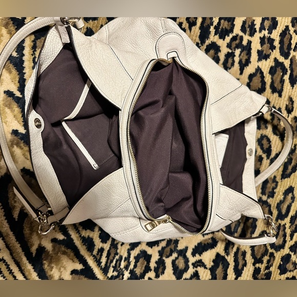 100% Authentic Coach white leather purse.  Very good condition.  Smells like new - Picture 4 of 13